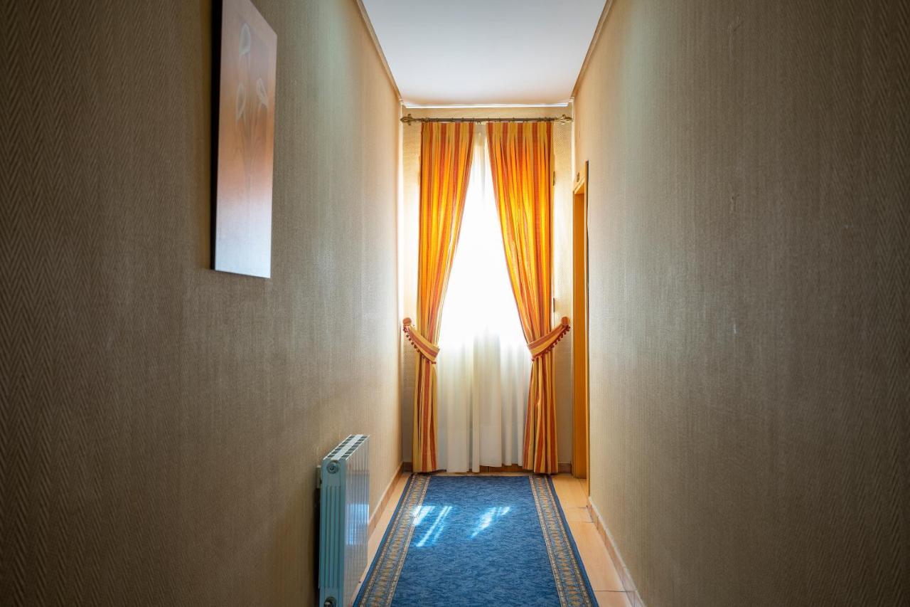 Hotel Los Barruecos By Croma Malpartida de Cáceres Exteriör bild